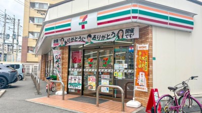 7-Eleven Fukuoka Shirogane Store　2 min walk